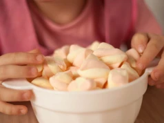 Nie zabrania dzieciom batonów ani lodów. "Żelkowa mama" ma zaskakującą filozofię wychowania