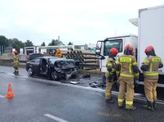 Czołowe zderzenie osobówki z ciężarówką w Wieliczce. Tragiczne skutki