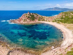 Zobacz najpiękniejsze włoskie plaże 🌊😍 Sardynia za 609 PLN (loty do Alghero + 4* hotel z basenem) ☀️🏖️