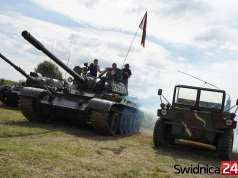 Przejażdżki czołgiem, pokazy i spotkania ze służbami mundurowymi. Trwa Świebodzicki Piknik Militarny