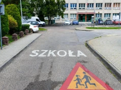 Zamkną drogę do szkoły i postawią na niej leżaki. Uczniowie się ucieszą?