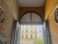 Piękna brama na Ołbinie niszczeje w oczach. Co się za nią kryje?