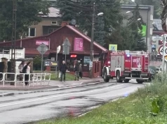 Chciał uniknąć zderzenia z Kią, jednak się to nie udało. Wjechał też w bariery