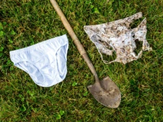 Zakopali tysiące par majtek w całej Szwajcarii. Powód okazał się niezwykle ważny