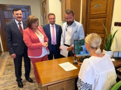 Radni PiS przeszli do Morawieckiego. Bezwzględna decyzja Czarnka przyszła mailem
