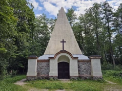 Niecodzienny grobowiec owiany legendą. Historia piramidy w Rapie