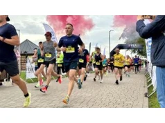 Liga Biegowa TSA Sandomierz wystartowała nad Jeziorem Tarnobrzeskim. Pierwsza rata półmaratonu za nimi