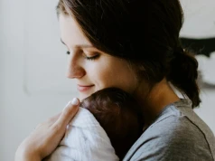 Kochasz swoje dziecko, ale czasem żałujesz decyzji o rodzicielstwie? Psycholog wyjaśnia, skąd to się bierze
