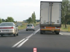 Wyprzedzanie a linia ciągła. Czy można dokończyć manewr, jeśli zakaz pojawi się w jego trakcie?