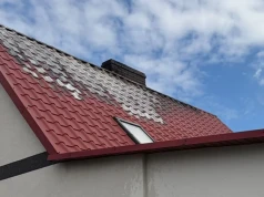 Ogień pod dachem! Kilka zastępów walczyło z pożarem
