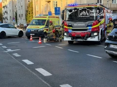 Kierowca przewozu osób zajechał drogę motocykliście. Dwoje nastolatków w karetkach