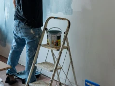 Malujesz sypialnię? W tych kolorach lepiej nie maczaj wałka. Utrudniają wyciszenie