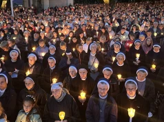 Obchody święta Podwyższenia Krzyża Świętego na Górze św. Anny. Grota pełna pątników i świateł