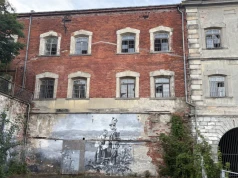 Ma ponad 2 km, 220 lat historii i stoi w Polsce. Najdłuższy budynek w Europie zmienią w mieszkania i hotel