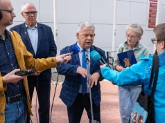 Mrówczyński, Pawlicki i Wera krytykują ministerstwo. Gorąca konferencja przed Technikum nr 1