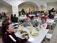 Zdrowe żywienie dzieci to białko, wapń i witaminy, żelazo. Reforma w stołówkach szkolnych sprawiła że większość jedzenia trafia do kosza!