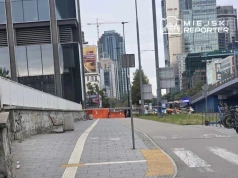 Wspinacz na elewacji Varso Tower. Na dachu czekała policja