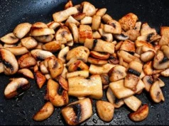 Podsypuję nią pieczarki przy smażeniu. Chrupią, są złociste i wprost idealne na sos