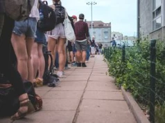 "Stoją w długiej kolejce". Zarobki? Proponują 160 zł za dzień