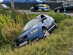 Audi w przydrożnym rowie na DK25. W środku dwóch pijanych obcokrajowców