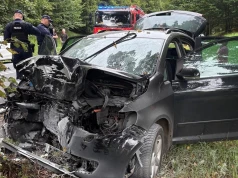 Samochód roztrzaskał się na drzewie. Trzy osoby w szpitalu