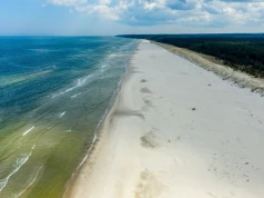 Plaża z piaskiem białym jak na Karaibach. Trudno uwierzyć, że to Bałtyk