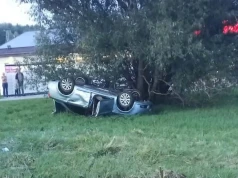 Kramsk. Osobówka dachowała na ul. Chopina. Nikt nie został ranny