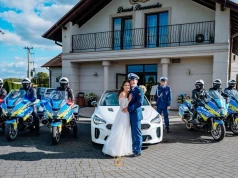 Wyjątkowa oprawa ślubu w Tychach. Była Kompania Honorowa i policyjne motocykle