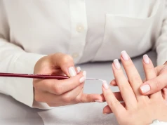 Poproś stylistkę o taki manicure. Jesienią będą go nosić wszyscy