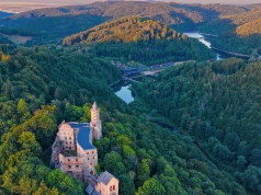 Wygląda jak kadr z filmu, ale to Dolny Śląsk. Zamek nie jest jedyną atrakcją