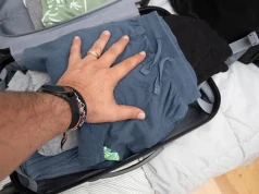 Tak zmieścisz więcej w bagażu podręcznym. Wiele osób robi to źle i psuje sobie city break