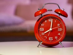 Zmiana czasu z letniego na zimowy w 2026 roku szybciej niż zwykle. Ostatni raz przestawimy zegarki? Zobacz prawo pracy i harmonogram