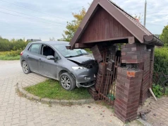 Toyotą rozbił murowaną wiatę śmietnikową. Interweniowały służby