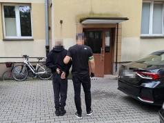 Telefon od fałszywego pracownika banku zakończył się utratą pieniędzy. Zatrzymano 20-letniego „odbieraka”