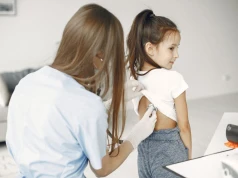 Chemioterapia może „postarzać” zdrowe komórki dzieci. Naukowcy odkryli zmiany w DNA