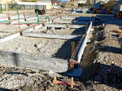 Fundament domu nie zawsze musi być równy. Czasem robi się w nim „schody”