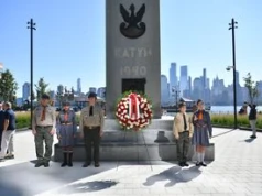 Polonia w USA oddała hołd ofiarom. Zgromadzili się pod pomnikiem