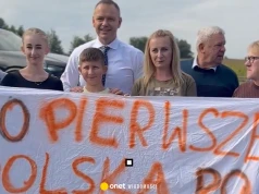 Karol Nawrocki zobaczył ludzi z transparentem. Nie wahał się ani chwili