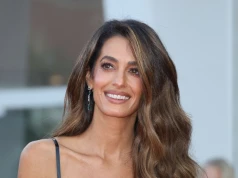 Amal Clooney w eleganckim zestawie w Atenach. Jeden detal robi różnicę