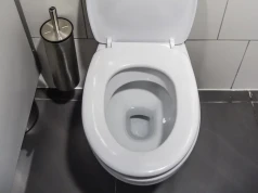 Wciskam mokry papier pod rant toalety i zostawiam na 30 minut. Dociera tam, gdzie nie sięga szczotka