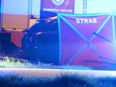 Śmiertelny wypadek na łuku drogi. Pręt przebił auto i zabił pasażerkę. Kierowca uciekł pieszo