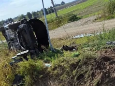 Auto na boku po uderzeniu w bariery. W środku czworo nastolatków