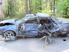 Audi wypadło z drogi i uderzyło w drzewo. 20-latek ciężko ranny, śmigłowcem trafił do szpitala