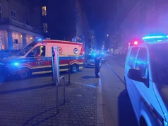 Szokujące zachowanie w centrum Krakowa. Wszedł na ambulans i chodził po dachu