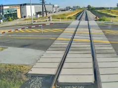 O włos od tragedii w Łomży. Kierowca wyłamał rogatkę!