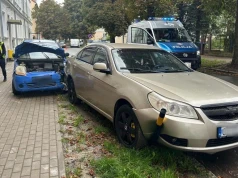 Staranował zaparkowane auta i słup. Przechodnie ruszyli do akcji