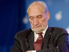 Macierewicz złapał policjanta za mundur. Ostra reakcja szefa MSWiA