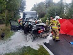 Tragedia w Wielkopolsce. BMW zderzyło się z autobusem. Nie żyją trzy młode osoby