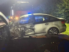 Dwa samochody zderzyły się czołowo. Jeden z kierowców w szpitalu