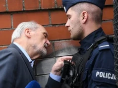 Jak Antoni Macierewicz policyjną blokadę przed Akademią Wymiaru Sprawiedliwości forsował